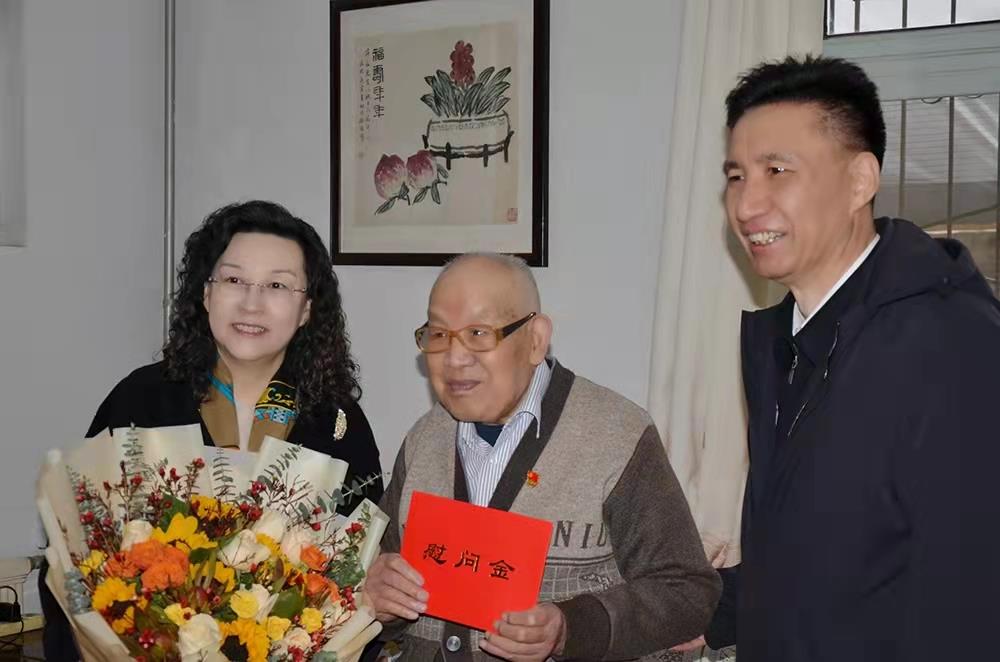 濟(jì)南產(chǎn)發(fā)集團(tuán)黨委副書(shū)記、總經(jīng)理黃蓓走訪(fǎng)慰問(wèn)離休老干部、老黨員